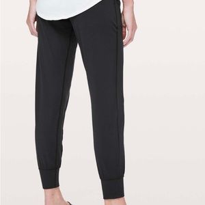 EUC Lululemon Align Jogger *28" in Black size 2